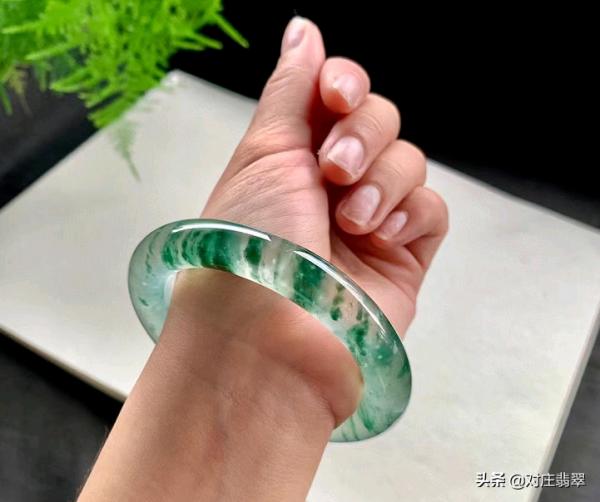 冰透如煙的翡翠高貨手鐲是什麼樣子？