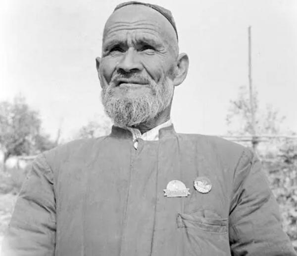 騎毛驢去看毛主席的庫爾班,臨終:後代參軍報國,重孫女完成遺願 騎毛驢去看毛主席的庫爾班,臨終:後代參軍報國,重孫女完成遺願