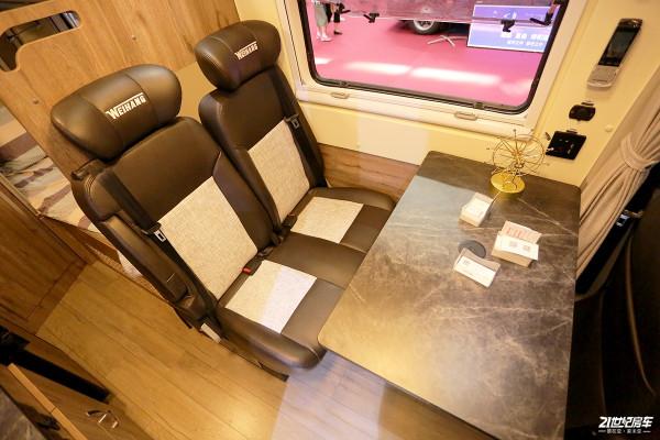 秉承實用派，空間感強，適合兩人旅居的衛航V590縱置上下床版房車