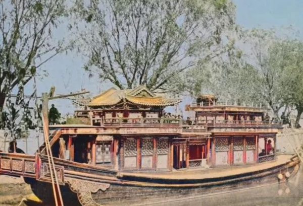 真實清末亂世象，富人縱情享樂，貴族女子纖弱嬌媚，百姓一臉麻木