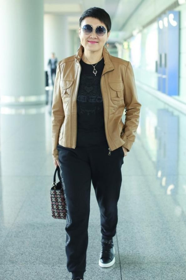 張凱麗58歲又怎樣？身穿棕色皮衣，自信從容，看起來好有年代感