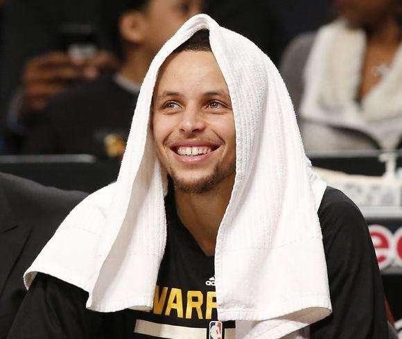 揭秘NBA中毛巾有什麼用,賽後都怎麼處理,球星有專屬的毛巾嗎? 揭秘NBA中毛巾有什麼用,賽後都怎麼處理,球星有專屬的毛巾嗎?