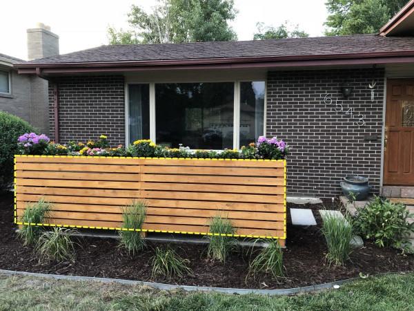 國外家庭的陽臺上，砌花槽當護欄，入住後種花種菜比鐵藝護欄有用