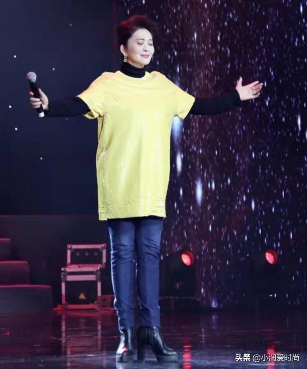 59歲田歌真雅緻,穿開衫和妹妹田岷同框不輸氣質,衣品適合媽媽們 59歲田歌真雅緻,穿開衫和妹妹田岷同框不輸氣質,衣品適合媽媽們