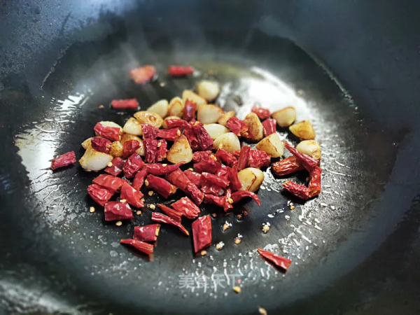 這幾道乾煸菜，焦香四溢，麻辣過癮，下酒又下飯