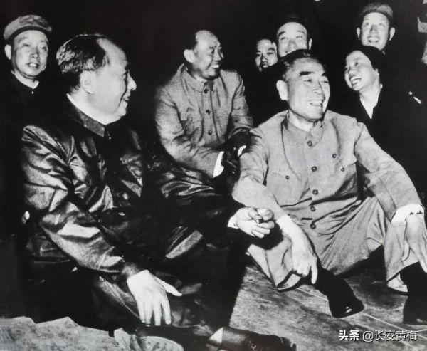 毛主席去看晚會，發現周總理還沒到，就在門口等著他