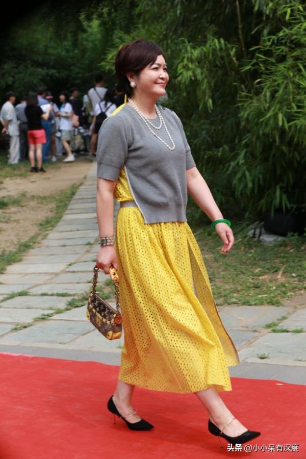 胡澤紅近況，她身材略有些發福，但依舊可以看出當年惜春的影子