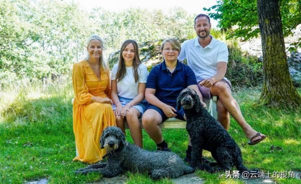 王儲扎堆聊天,兒子拖著爸爸往家走,挪威王子:爸別聊了,該走了 王儲扎堆聊天,兒子拖著爸爸往家走,挪威王子:爸別聊了,該走了