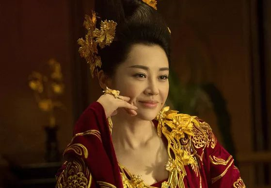 年輕時容貌平平、人到中年卻變驚豔大美女，歲月不敗真美人