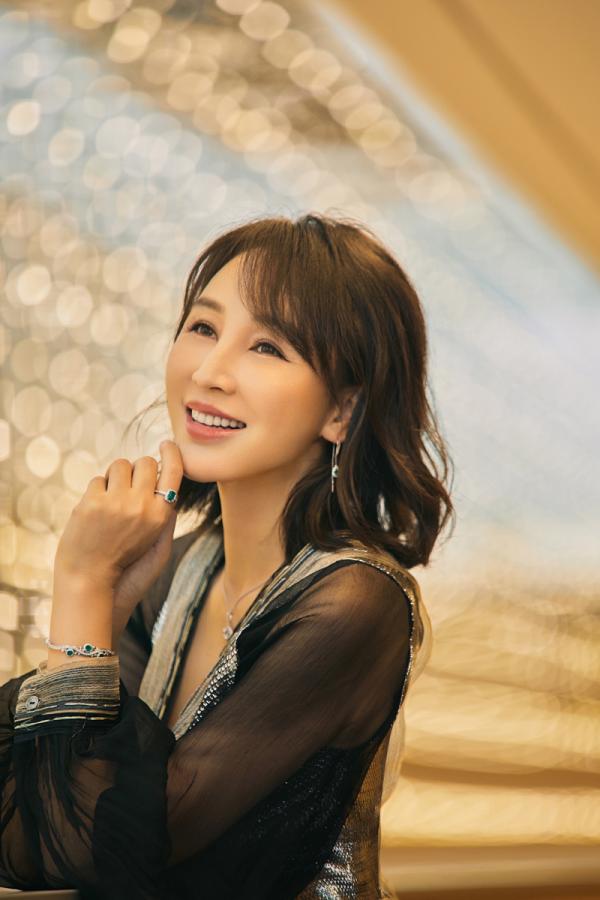 嶽麗娜亮相北京時裝週 造型吸睛盡顯風雅之姿