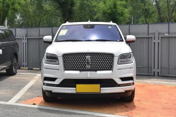 這才是純爺們的座駕，長超5米6，配3.5T V6動力，實拍林肯領航員