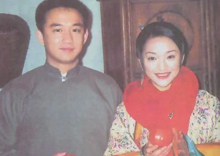 眾星現身烏鎮聚會,何炅當場喝醉抱著周迅痛哭,黃磊忙在一旁安慰 眾星現身烏鎮聚會,何炅當場喝醉抱著周迅痛哭,黃磊忙在一旁安慰