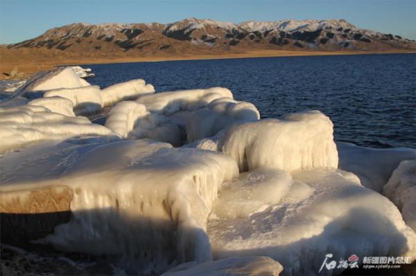 賽里木湖出現脂玉鑲邊景觀