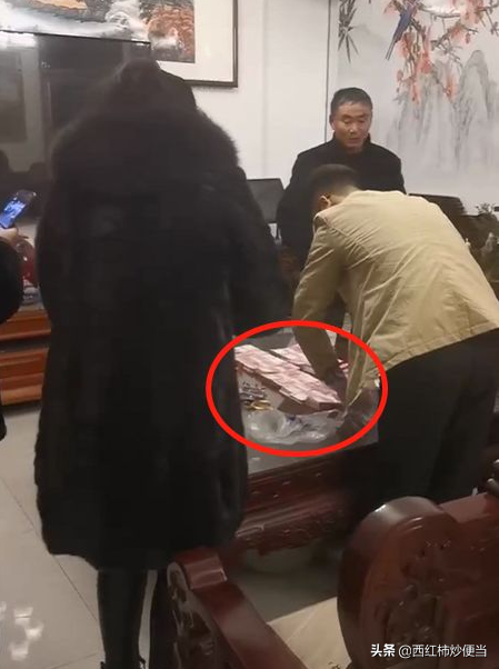 陳亞男媽媽用透明袋退回大衣哥家彩禮！現金足足裝了滿滿一大袋