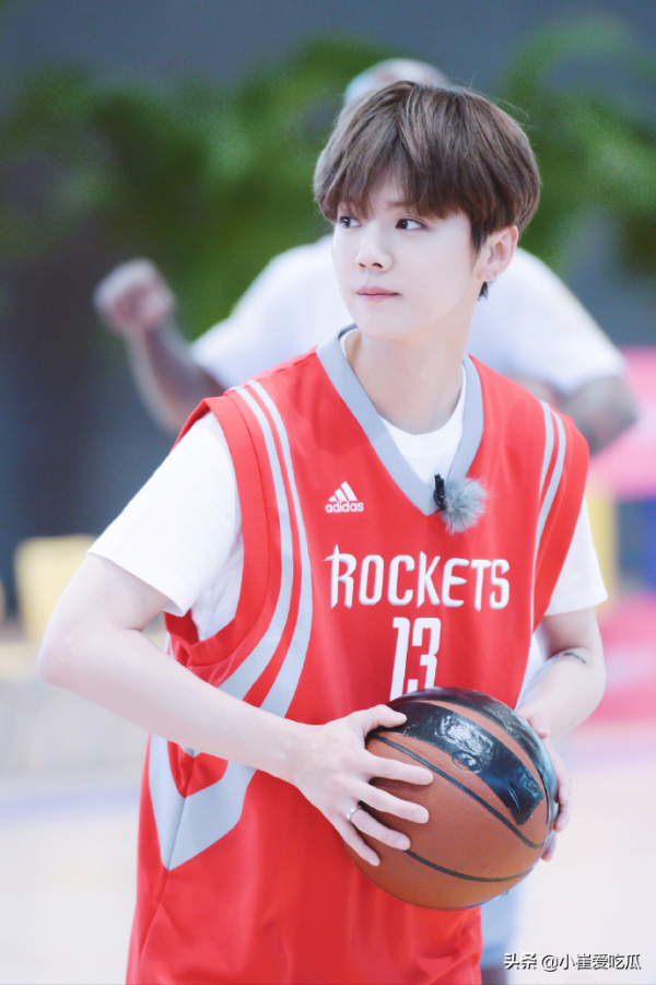 小崔爆料:鹿晗好事將近?蔣依依被家人連累?于謙老師愛拍戲? 小崔爆料:鹿晗好事將近?蔣依依被家人連累?于謙老師愛拍戲?