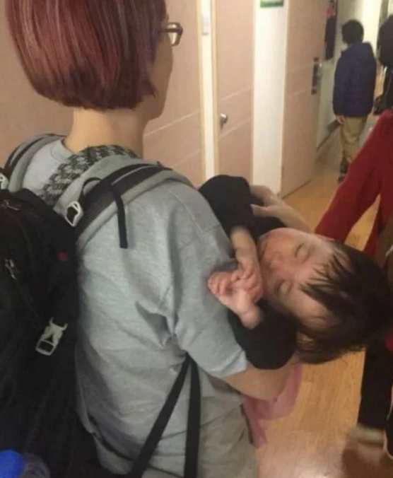 天生“藍眼睛”被拋棄的中國女孩,被美國夫婦收養後,找回幸福 天生“藍眼睛”被拋棄的中國女孩,被美國夫婦收養後,找回幸福