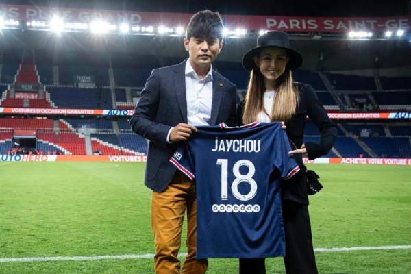 大巴黎官宣18號球衣新主人 周杰倫昆凌開心合照