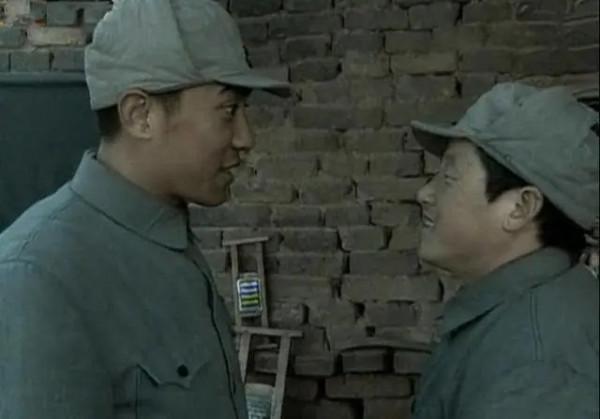 國軍中將段霖茂被俘後，玩弄韜晦之計，潛逃時拐走了一名警衛戰士