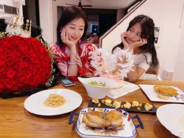 53歲翁虹曬全家福慶生自詡只有35，13歲女兒親自為媽媽做大餐