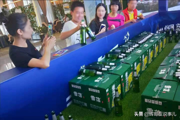 小夥開燒烤店負債50萬，擺攤“手抓啤酒免費喝”，一年收回120萬