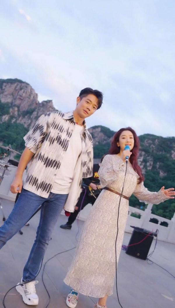 玲花真是越活越瀟灑，在群山中開演唱會太瀟灑，穿碎花裙優雅滿滿