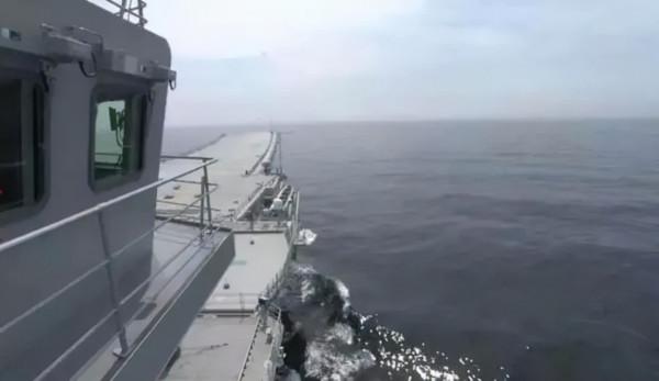 同樣都是拍攝055,一個拍成055型輕型護衛艦,俄宣部拍出戰列艦風 同樣都是拍攝055,一個拍成055型輕型護衛艦,俄宣部拍出戰列艦風