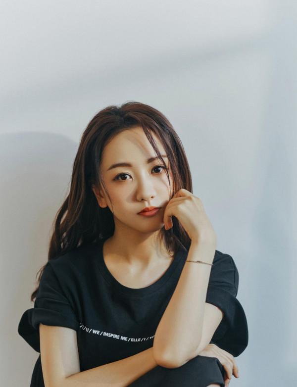 楊蓉年近40也高調了，抹胸裙穿成半身裙，配一字帶高跟鞋好霸氣