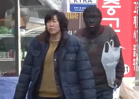 韓國兄妹街頭流浪10年，哥哥每天堅持鞋油塗臉，只因無私的親情