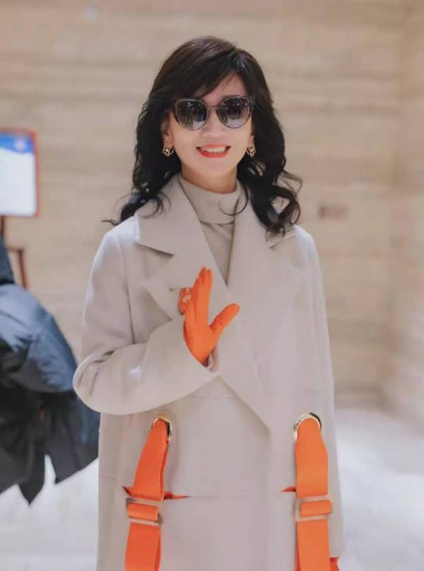 66歲的趙雅芝真時髦，穿米色大衣配&OpenCurlyDoubleQuote;洗碗&rdquo;手套，跟兒子像同齡人