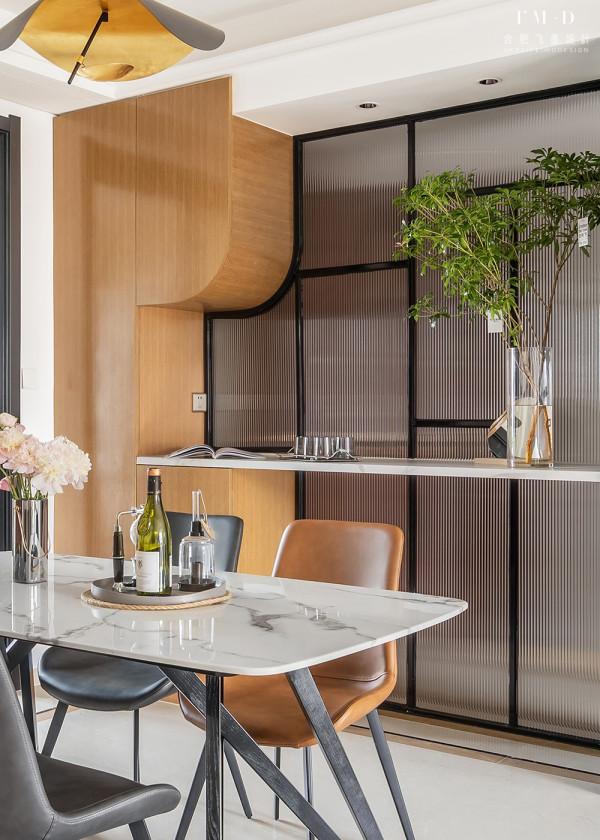 精裝的豬肝紅地板和櫃體越看越添堵,業主堅持改造:9萬塊沒白花 精裝的豬肝紅地板和櫃體越看越添堵,業主堅持改造:9萬塊沒白花