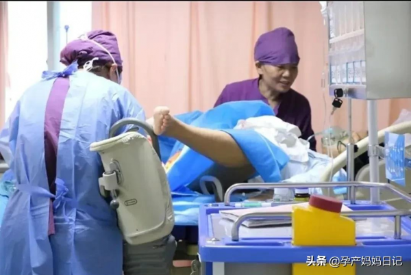 寶寶生出胎盤娩出縫針結束,鴨子穿著防護服端著一碗蛋湯進來了② 寶寶生出胎盤娩出縫針結束,鴨子穿著防護服端著一碗蛋湯進來了②