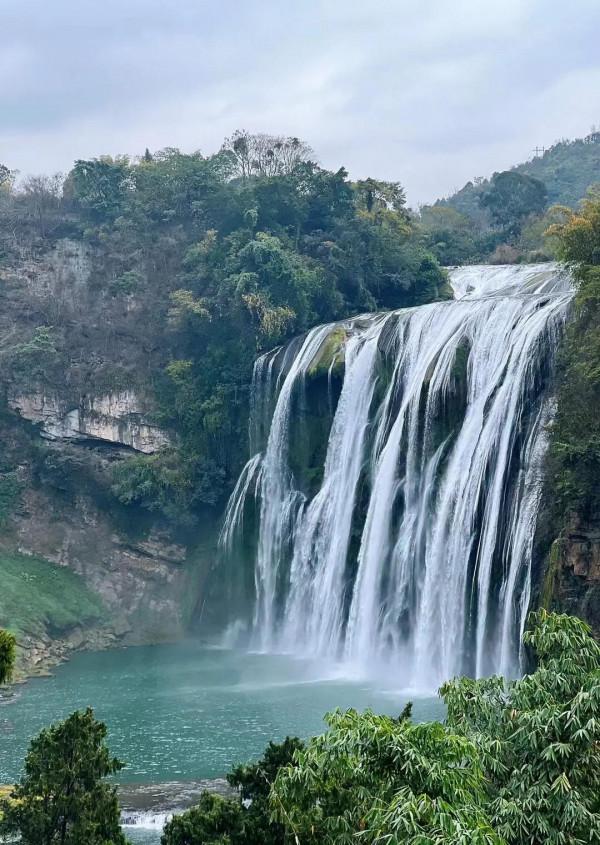 黃果樹瀑布冬季沒有枯流-瀑布壯觀、溪水清澈、岩石突兀