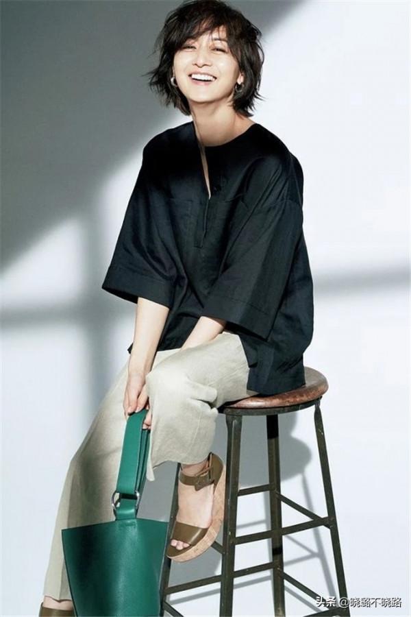 越簡約、越高階！這位52歲日本主婦的“極簡穿搭”，照著穿保準美