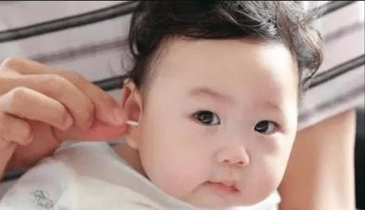 寶寶的動作語言,抓耳朵 寶寶的動作語言,抓耳朵