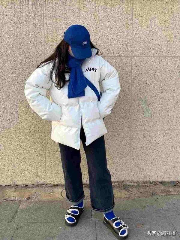 冬天穿搭沒思路？試試“白+藍”，溫柔減齡不挑膚色，誰穿都好看