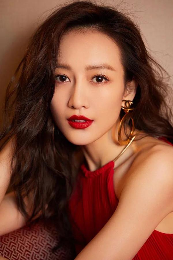 王鷗顏值高、身材佳，一襲白色禮服氣質線上，女人味十足