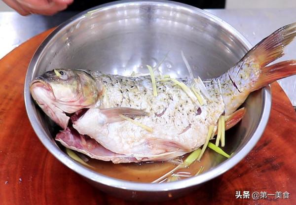 蒸魚千萬別隻放鹽和料酒,廚師長教你正確做法,鮮嫩多汁又香辣 蒸魚千萬別隻放鹽和料酒,廚師長教你正確做法,鮮嫩多汁又香辣
