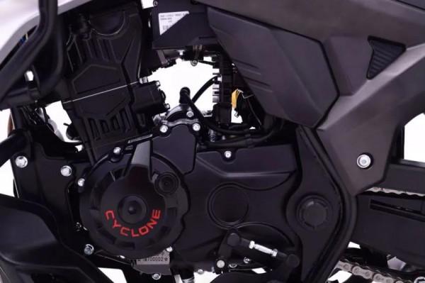 賽科龍RX1s MAX上場，裝配250cc水冷發動機，有滑動離合器