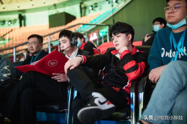 AG一諾跟初晨輪換已成常態，月光卻遭到質疑，網友：不該暴露大招