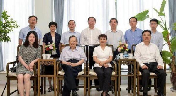 楊振寧百歲華誕真隆重!被人攙扶卻精神抖擻,嬌妻穿紅裙美成主角 楊振寧百歲華誕真隆重!被人攙扶卻精神抖擻,嬌妻穿紅裙美成主角