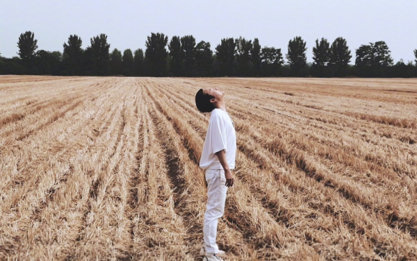 李玉剛回鄉和媽媽買年貨！街頭興奮玩鞭炮，提兩袋貨物和老闆講價