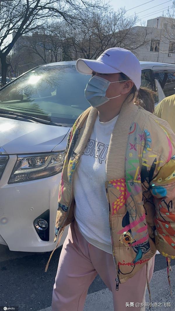 賈玲現身2022央視春晚第四次大聯排 身穿印花外套搭配亮眼