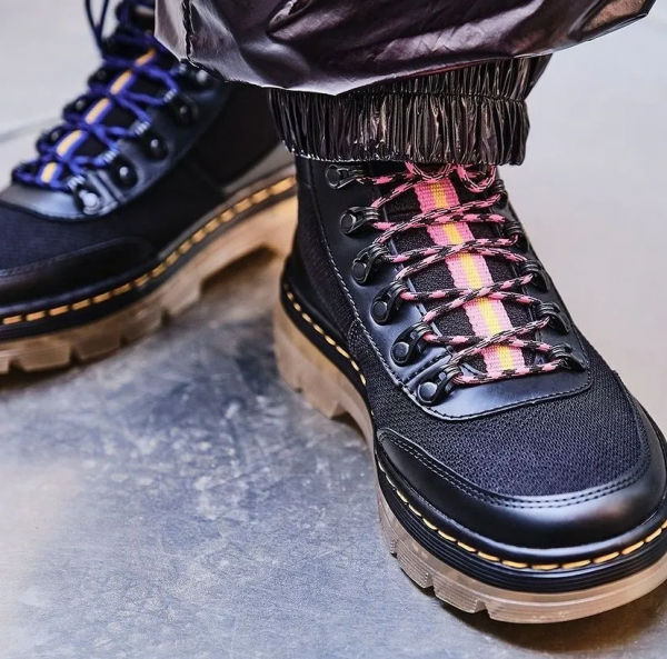 瘋狂聯名的 Dr.martens,復古鞋靴流行化後的穿搭為何這麼討喜? 瘋狂聯名的 Dr.martens,復古鞋靴流行化後的穿搭為何這麼討喜?