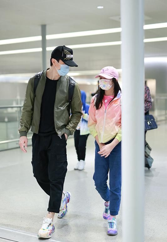 吳尊偶像包袱太重，一家亮相他打扮精緻凹造型，嬌妻卻獨自拎大包