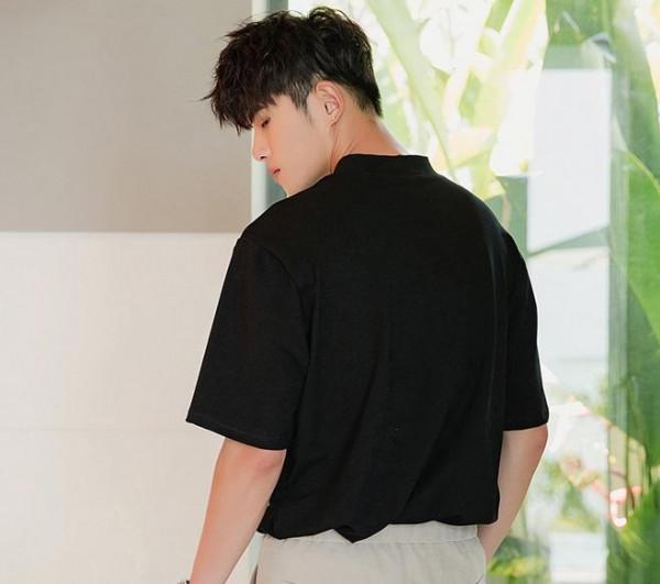 男神都在穿的禁慾系高領T,你也試試吧 男神都在穿的禁慾系高領T,你也試試吧