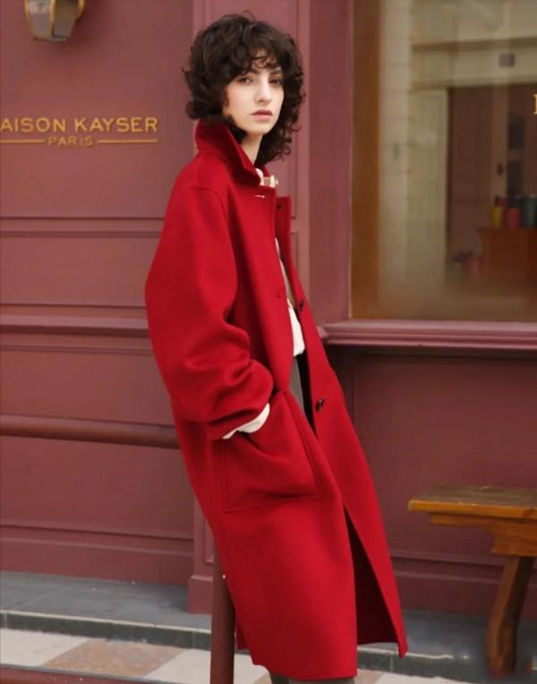 紅色大衣怎麼穿不顯豔俗，試試這些搭配方式，高階又明豔