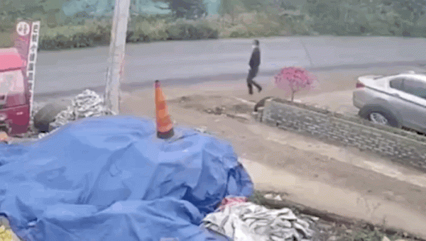 粗心的爸爸下車辦事忘拉手剎，沒想到發生溜車嚇得車裡的孩子哇哇大叫。