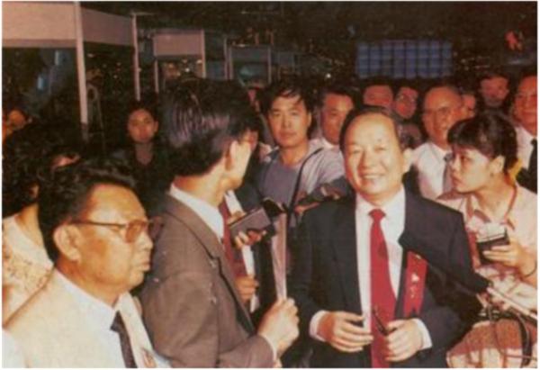 田紀雲妻子李英華:曾大著肚子工作一線,4個子女卻都是普通工人 田紀雲妻子李英華:曾大著肚子工作一線,4個子女卻都是普通工人