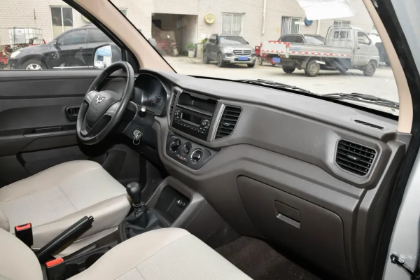 提供5門2座佈局，定價4&period;79萬，五菱宏光V的用車成本究竟低不低？