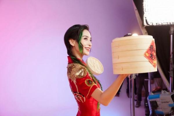 楊穎離婚後首個大片，徹底放開秀身材，換髮色重回少女時代